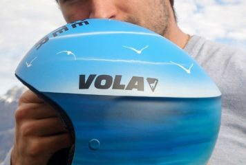 Chaises bleues sur neige blanche