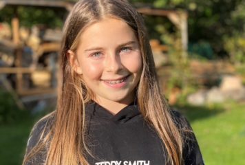 Regard d’une jeune skieuse