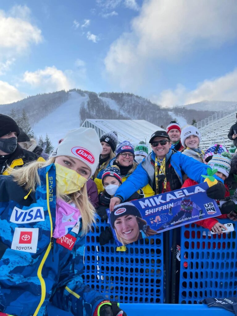 Ils sont tous derrière les skis de Mikaela Shiffrin !