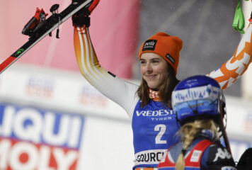 Petra Vlhova brille dans la nuit de Courchevel