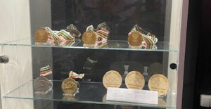 La légende avaline à l’honneur : les médailles olympiques du Club des Sports de Val d’Isère