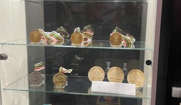 La légende avaline à l’honneur : les médailles olympiques du Club des Sports de Val d’Isère
