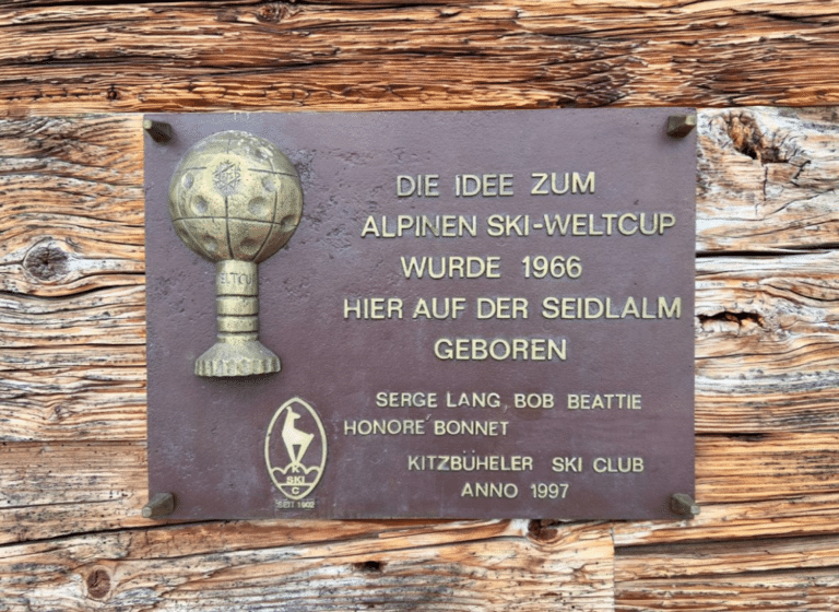 Plaque commémorative de la naissance de la Coupe du monde de ski alpin à Kitzbühel