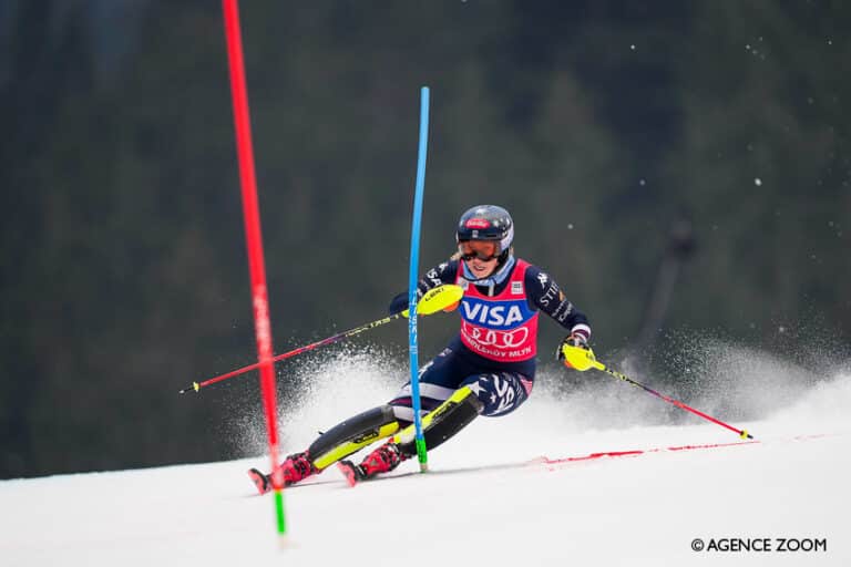Mikaela Shiffrin en action lors du slalom de Spindleruv Mlyn