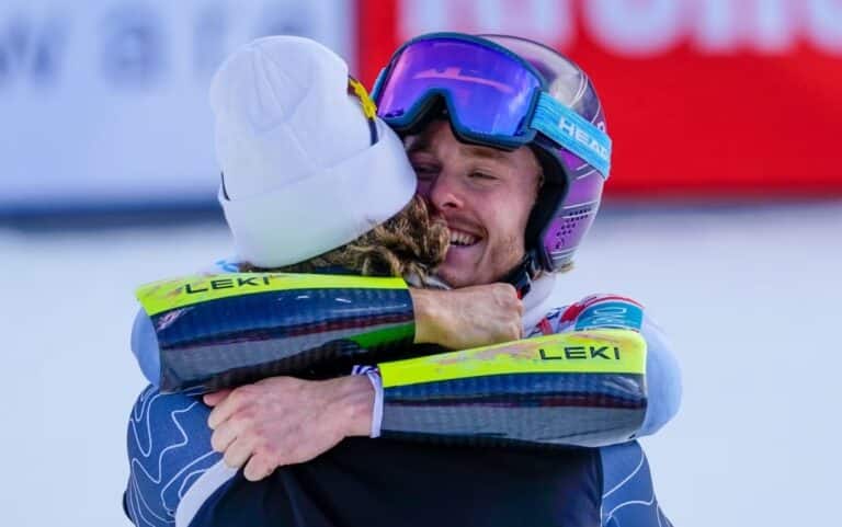 Lucas Pinheiro Braathen et Atle Lie McGrath s'enlacent après le slalom de Kranjska Gora