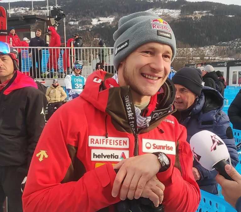 Marco Odermatt interviewé en zone d'arrivée avant les Finales de Coupe du monde